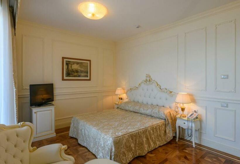 سوییت جونیور, Astoria