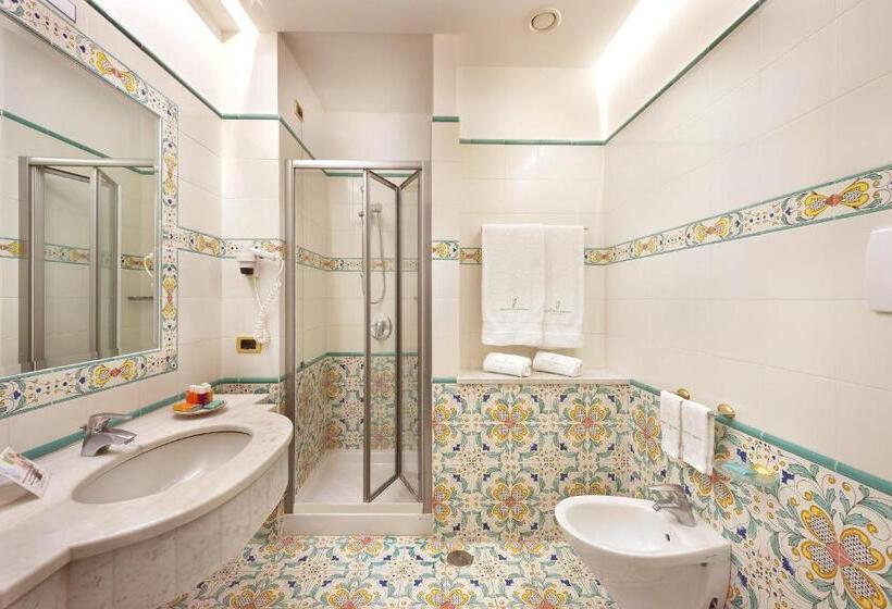 اتاق استاندارد با چشم‌انداز دریا, Grand Hotel President