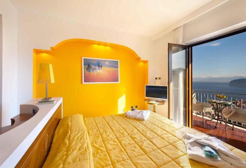 اتاق سوپریور با چشم‌انداز دریا, Grand Hotel President