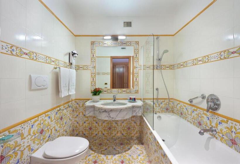 اتاق سوپریور با چشم‌انداز دریا, Grand Hotel President