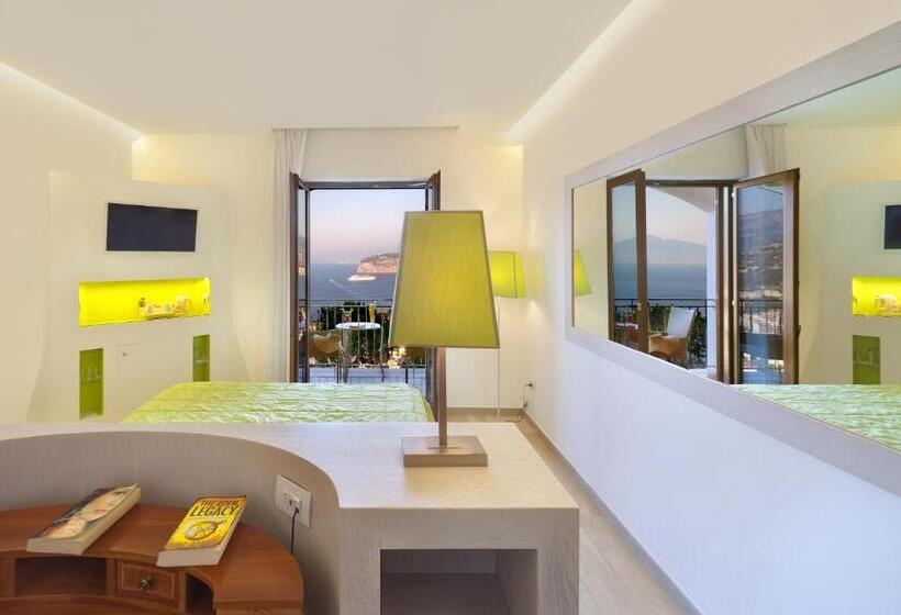 اتاق لوکس با چشم‌انداز دریا, Grand Hotel President