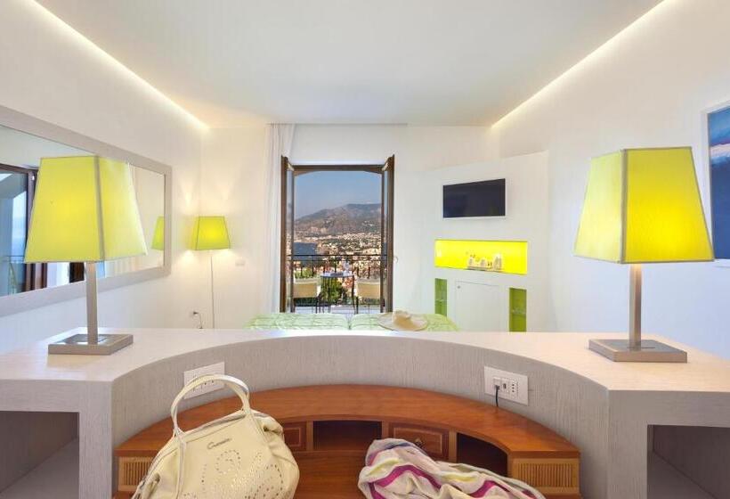 اتاق لوکس با چشم‌انداز دریا, Grand Hotel President