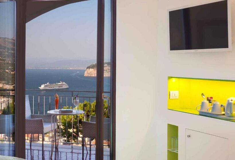 اتاق لوکس با چشم‌انداز دریا, Grand Hotel President