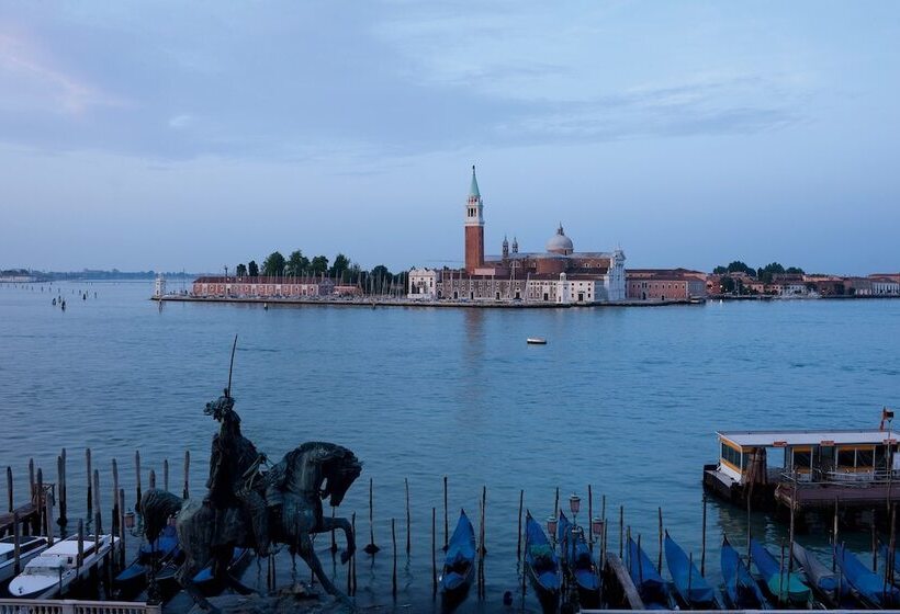 Junior Suite Lake View, Londra Palace Venezia