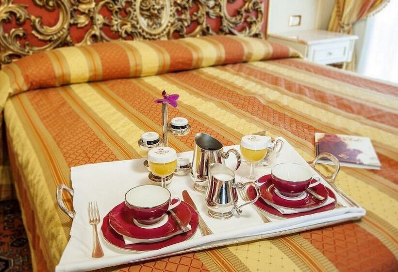 اتاق استاندارد با چشم‌انداز دریاچه, Regina Palace