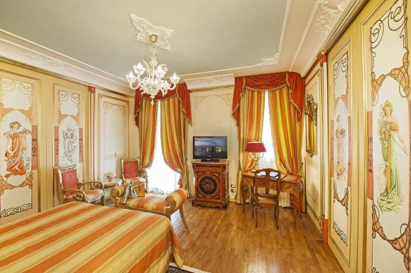 اتاق استاندارد سه نفره, Regina Palace