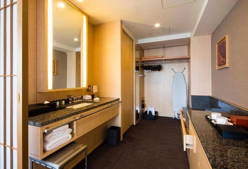 Номер Клуб, The Capitol Hotel Tokyu
