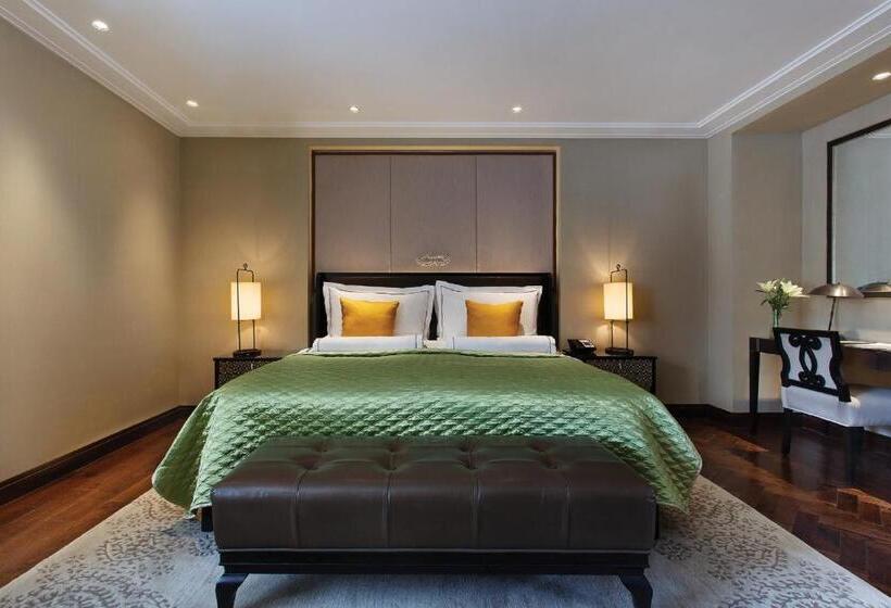 小室, The Claridges New Delhi
