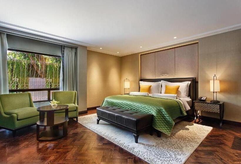小室, The Claridges New Delhi