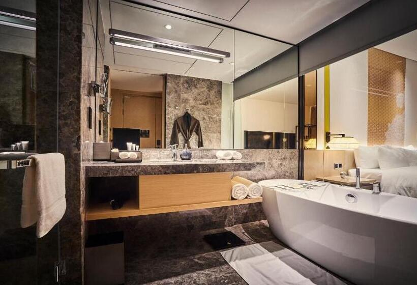 Club Room King Bed, Eq Kuala Lumpur