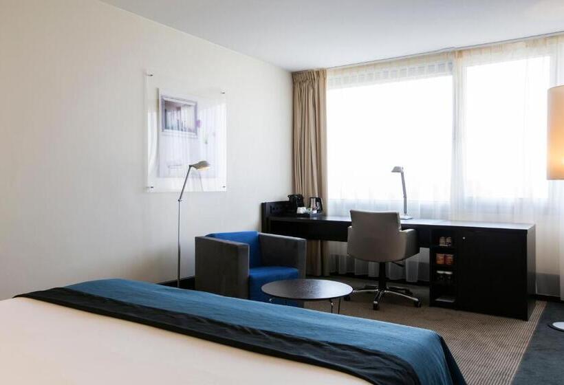带大床的行政房间, Holiday Inn Eindhoven Centre, An Ihg