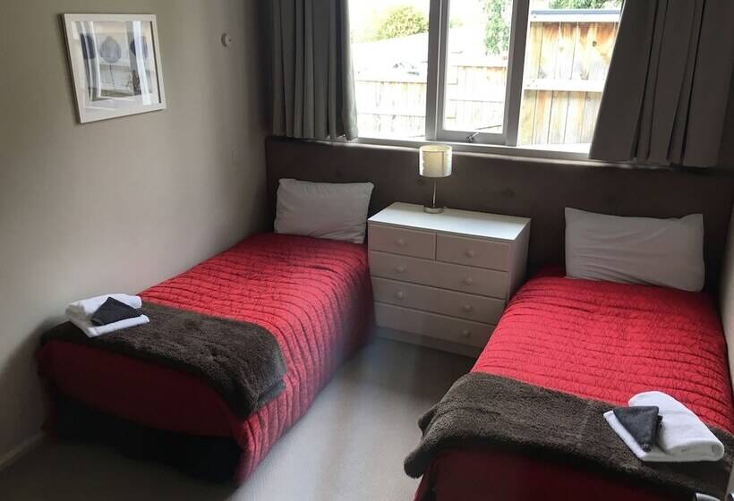Апартаменты 4 Спальни, George Street Motel Apartments