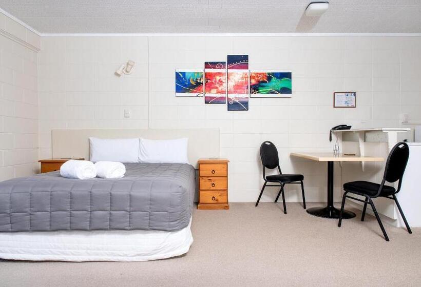 标准工作室, Tourist Court Motel