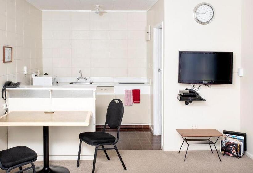 Студия Стандарт, Tourist Court Motel