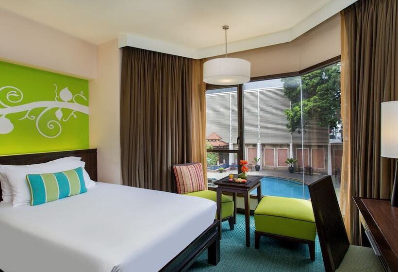 Номер Deluxe Вид на Бассейн, The Bayview Hotel Pattaya