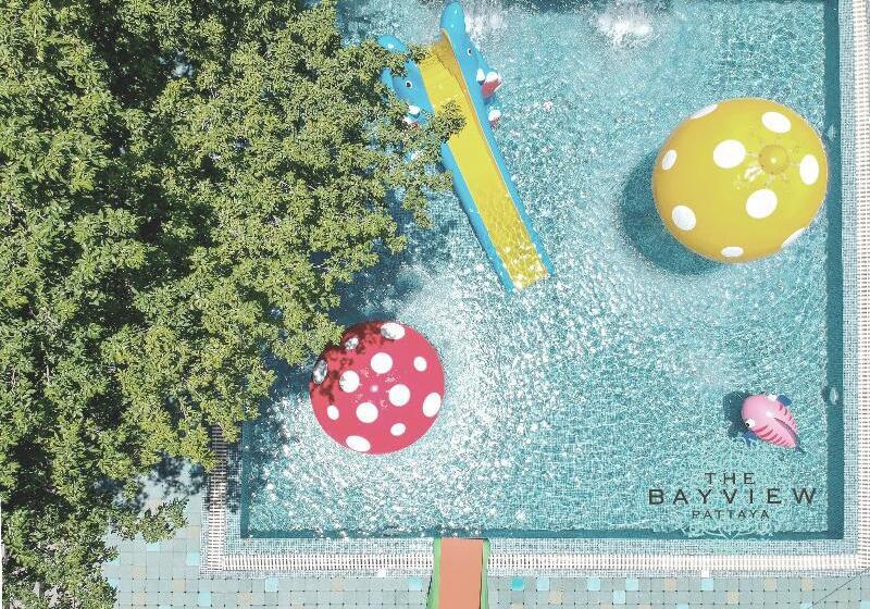 Номер Deluxe Вид на Бассейн, The Bayview Hotel Pattaya