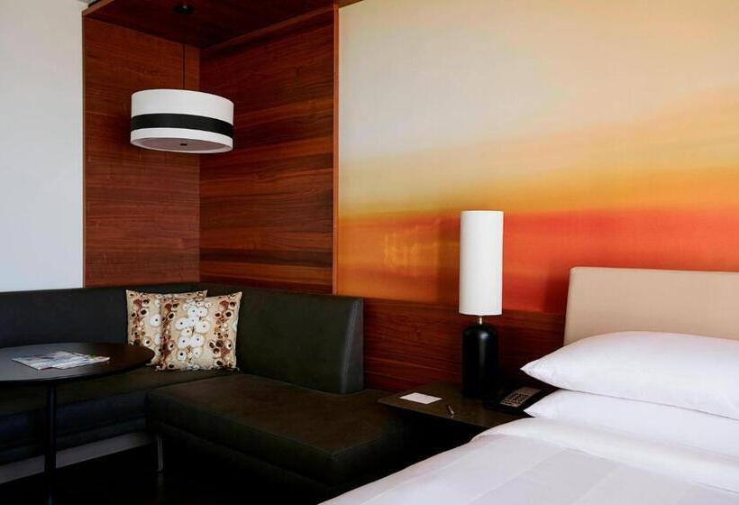 חדר סטנדרט עם מיטת קינג, Atlanta Marriott Marquis