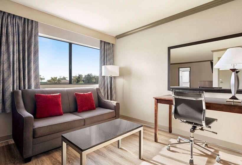 سوییت, Baymont By Wyndham Monterey Park