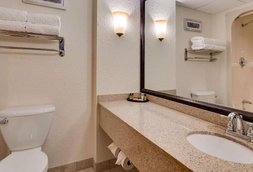 اتاق استاندارد با چشم‌انداز استخر, Best Western Plus Longbranch Hotel & Convention Center
