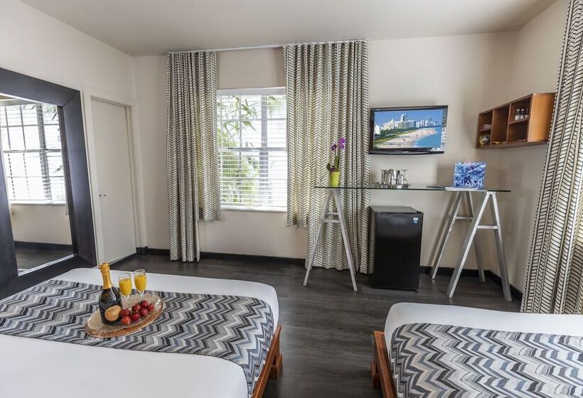 带2个双人床的标准工作室, Chesterfield Hotel & Suites