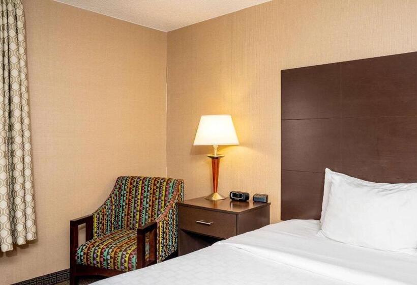 带大床的套房, Clarion Pointe Harrisonburg