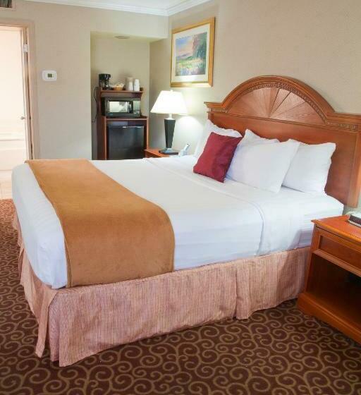 Люкс Кровать Кинг, Red Arrow Inn & Suites, A Travelodge By Wyndham