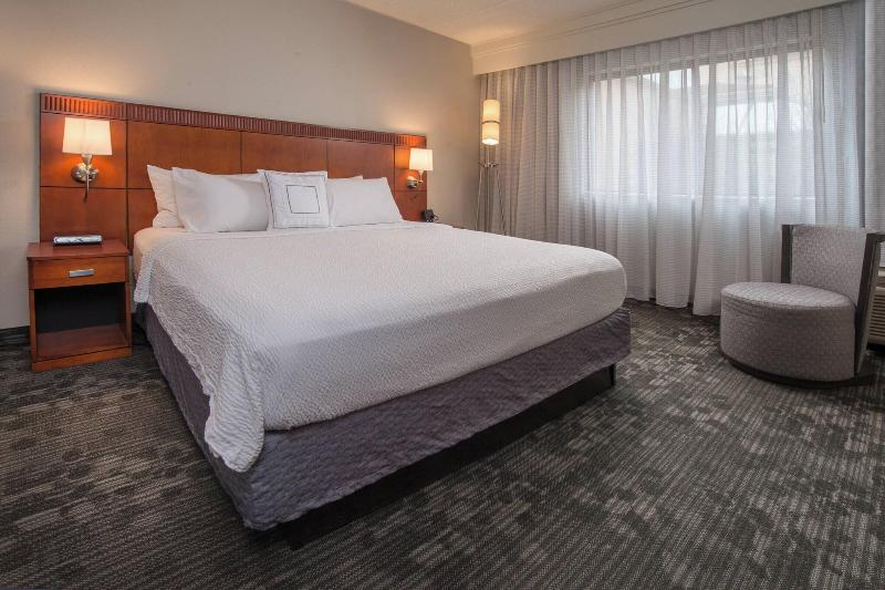 Люкс Кровать Кинг, Courtyard By Marriott Fairfax Fair Oaks