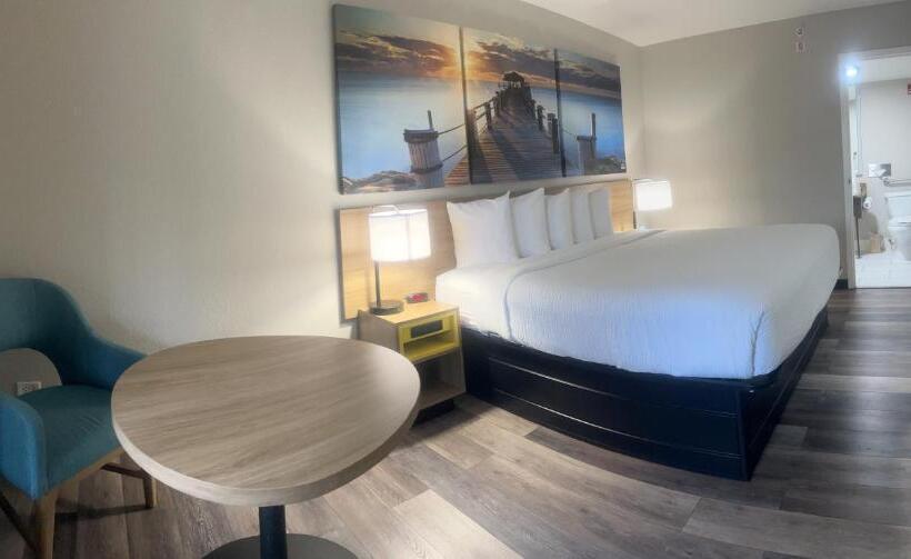 Номер Стандарт Кровать Кинг Адаптированный для Инвалидов, Days Inn By Wyndham Port Charlotte Town Center