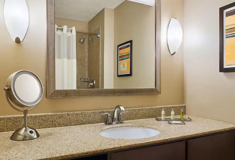 חדר סטנדרט עם מיטת קינג, Doubletree By Hilton Houston Intercontinental Airport