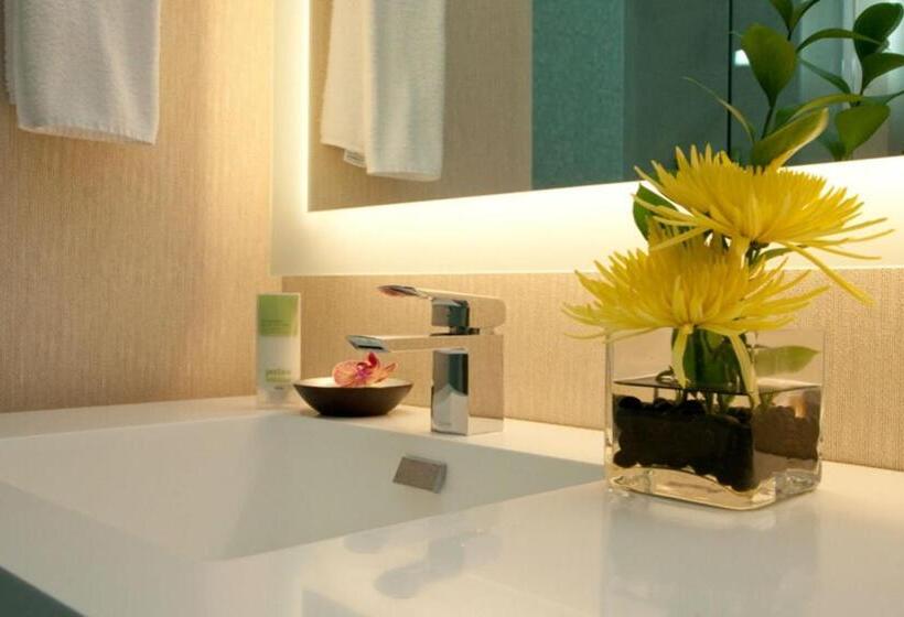 اتاق استاندارد با تخت بزرگ برای معلولان, Hyatt Regency Grand Cypress Resort