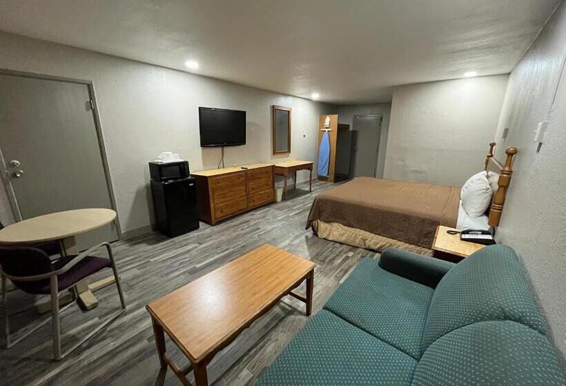 מיטת קינג בסוויטה, Mid Towne Inn & Suites