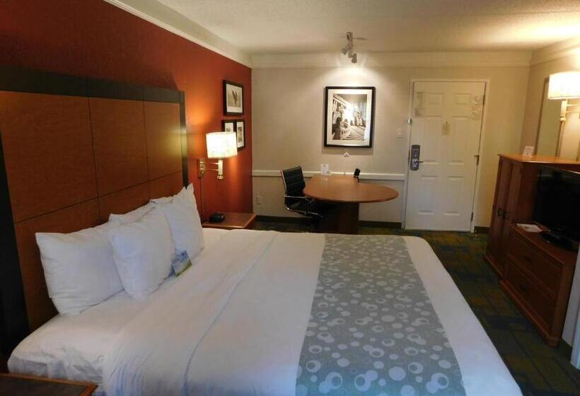 Deluxe Szoba Kind Size Bed, Days Inn & Suites By Wyndham Schaumburg  Woodfield Mall