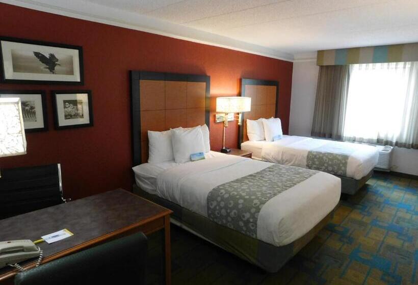 Mozgáskorlátozott Deluxe Szoba, Days Inn & Suites By Wyndham Schaumburg  Woodfield Mall