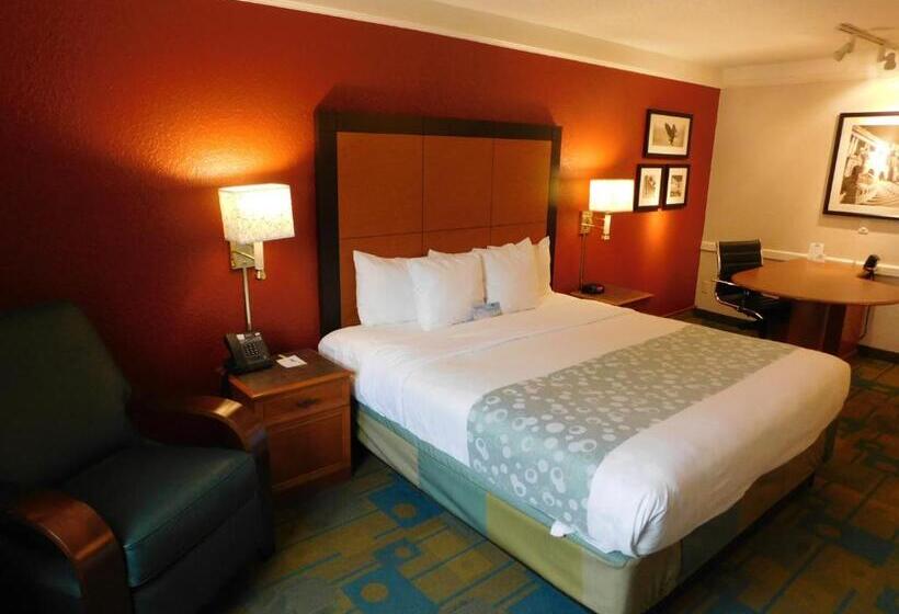 Standard Szoba King Size Bed, Days Inn & Suites By Wyndham Schaumburg  Woodfield Mall