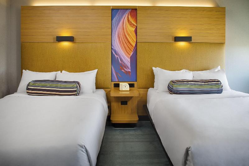 Номер Стандарт, Aloft Tucson University