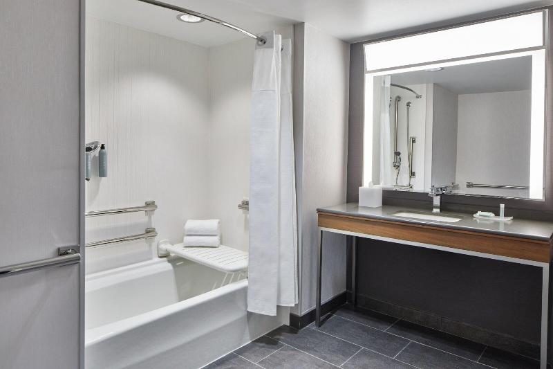 스탠다드 룸 킹사이즈 침대, Courtyard By Marriott Detroit Downtown