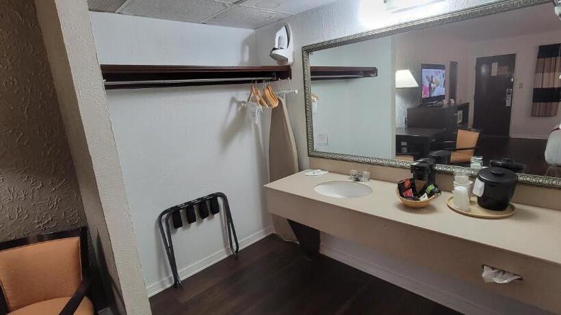 חדר סטנדרט עם מיטת קווין, Ramada By Wyndham Mountain Home
