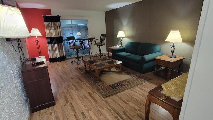 스위트 킹사이즈 침대, Ramada By Wyndham Mountain Home
