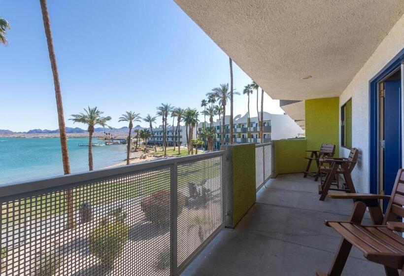 מיטת קינג בסוויטה, The Nautical Beachfront Resort