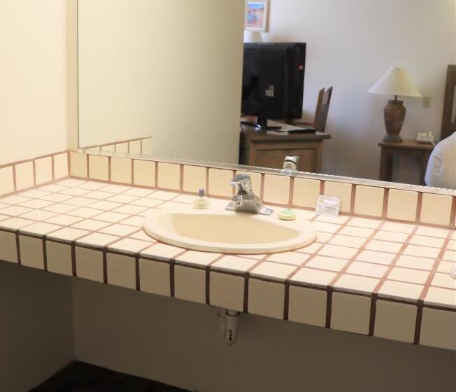 标准三人间, Sagebrush Inn & Suites