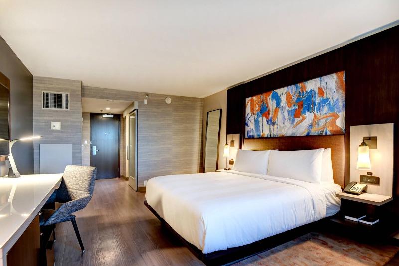 اتاق استاندارد با تخت بزرگ, Tulsa Marriott Southern Hills