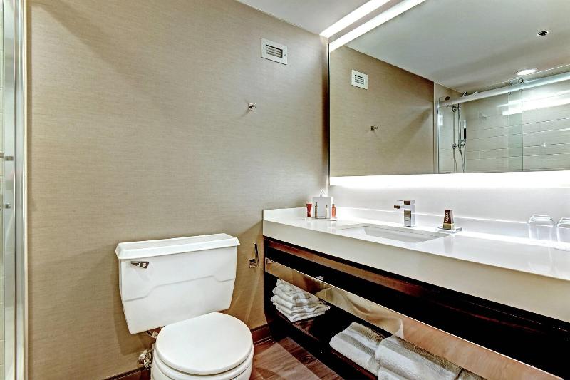 اتاق استاندارد با تخت بزرگ, Tulsa Marriott Southern Hills