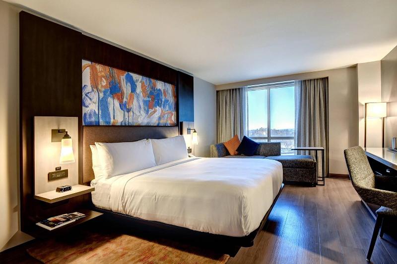 اتاق استاندارد با تخت بزرگ, Tulsa Marriott Southern Hills