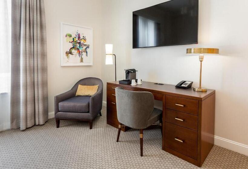 Chambre en Attique, The Lancaster