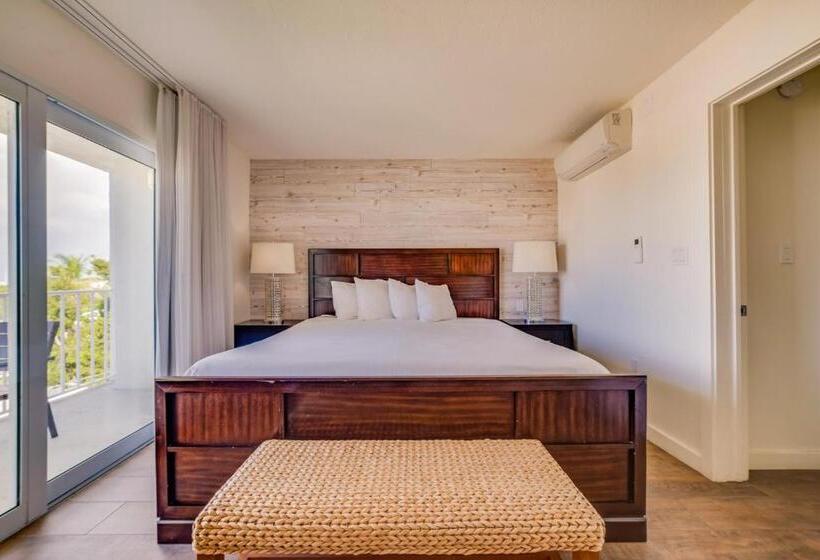 Deluxe Suite King Bed, Skipjack Resort & Marina