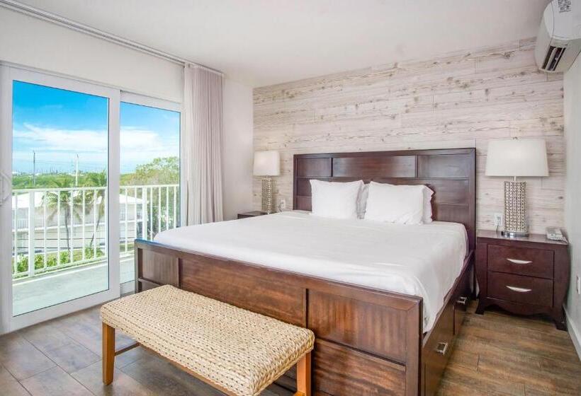 Deluxe Suite King Bed, Skipjack Resort & Marina