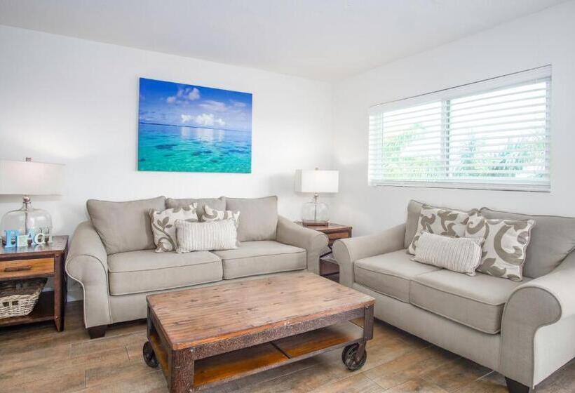 Deluxe Suite King Bed, Skipjack Resort & Marina