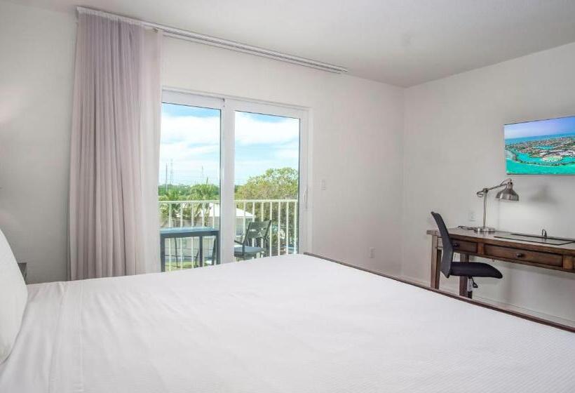 Deluxe Suite King Bed, Skipjack Resort & Marina