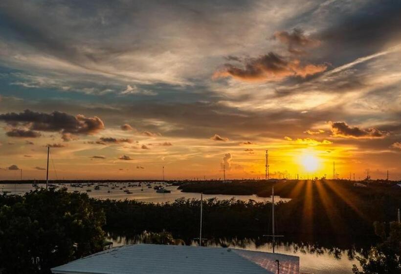 سوئیت دلوکس 2 خوابه, Skipjack Resort & Marina