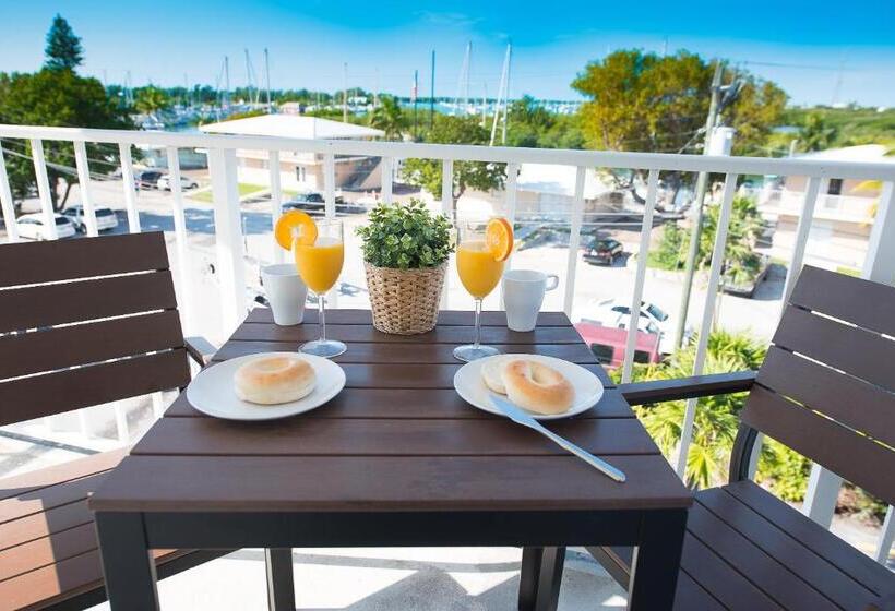 سوئیت برای معلولان, Skipjack Resort & Marina
